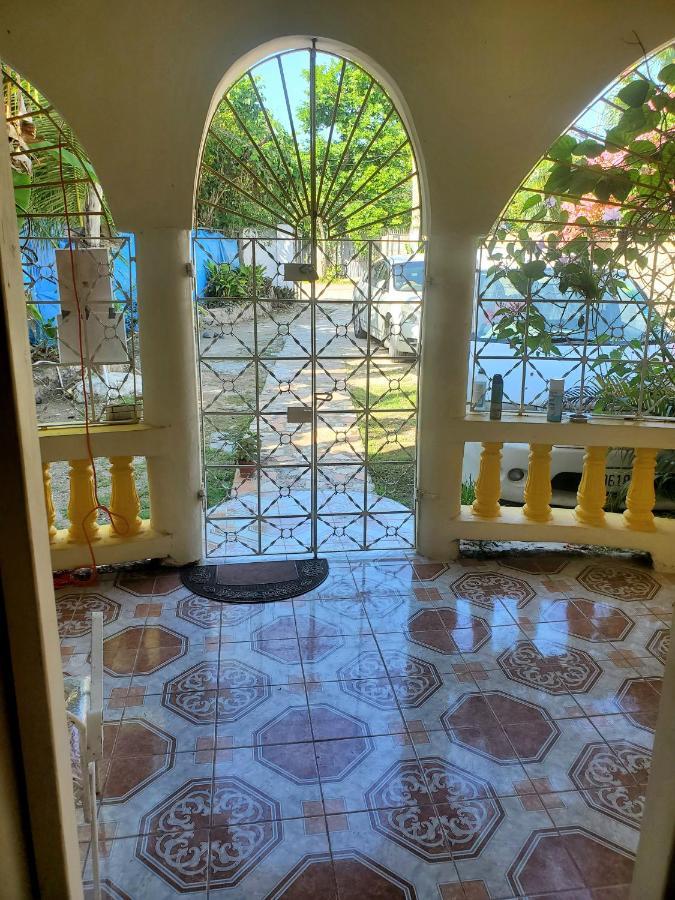Fay Guest House Негрил Экстерьер фото